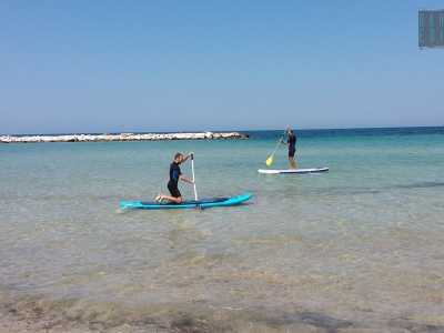 Qui il �gioco� consiste nel �navigare� in piedi su una tavola (rigida o gonfiabile) legata alla caviglia da un laccio, che viene guidata da una pagaia (paddle).  Si rema in modo costante, alterando cio� la pagaiata da una parte e dall�altra della tavola e cambiando continuativamente le braccia con cui la si afferra